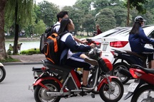 Hà Nội: Học sinh vô tư xe máy điện đầu trần xuống phố