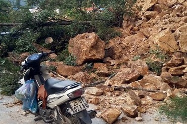 Hàng trăm mét khối đất đá làm "tê liệt" quốc lộ 4D