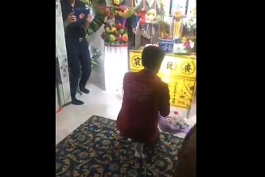 Rơi lệ cảnh chú rể bay từ Nhật Bản về Việt Nam làm “đám cưới” đặc biệt với người vợ đã mất