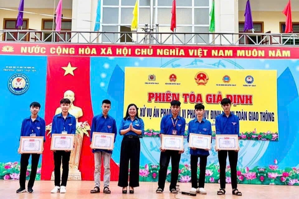 Tuyên dương nhóm học sinh cấp 3 dũng cảm đội mưa cứu người trong lũ - 1 Tuyên dương nhóm học sinh cấp 3 dũng cảm đội mưa cứu người trong lũ - 1