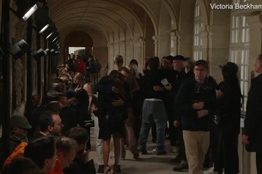 Vợ chồng Brooklyn Beckham chào hỏi người thân tại buổi trình diễn