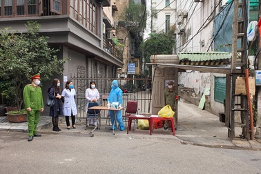 Hà Nội: Cách ly, phong tỏa thêm 1 ngôi nhà và 2 quán cà phê