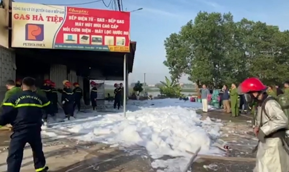 Hơn 50 cảnh sát giải cứu hàng trăm bình gas khỏi đám cháy - 1