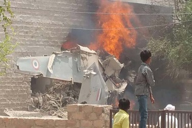 MiG-27 đâm xuống khu dân cư, bốc cháy ngùn ngụt