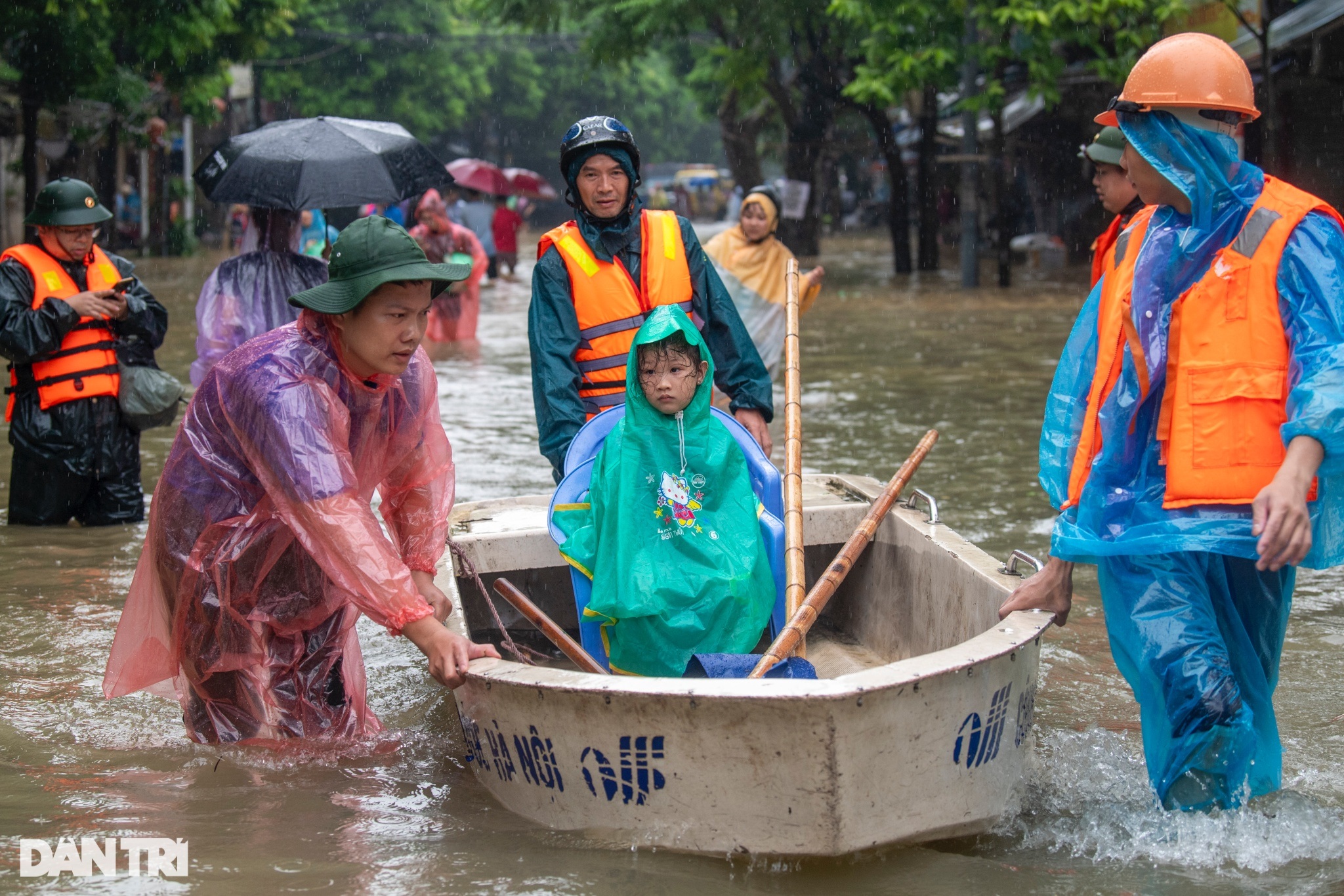 View - Lũ hơn 20 năm mới gặp, hàng trăm hộ dân ở Tứ Liên ồ ạt di tản | Báo Dân trí