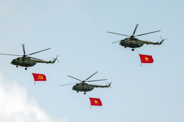 Trực thăng kéo cờ trên bầu trời TPHCM chuẩn bị cho lễ 30/4