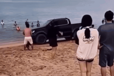 Bất chấp nguy hiểm, xe bán tải "diễn" trên bãi biển và cái kết thích đáng