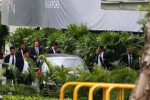 12 vệ sĩ chạy bộ tháp tùng ông Kim Jong-un về khách sạn tại Singapore