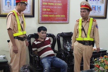 CSGT bắt giữ đối tượng vận chuyển 3 kg ma tuý đá