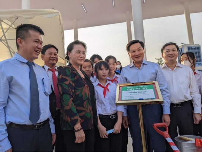 Nguyên Chủ tịch Quốc hội Nguyễn Thị Kim Ngân cùng lãnh đạo Trung ương và địa phương chụp hình kỉ niệm cùng học sinh nhà trường nhân dịp Lễ bàn giao trường THCS Châu Hòa ngày 17/1/2022.