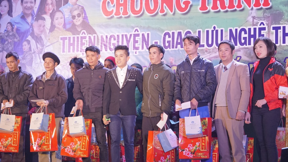 NSƯT Quang Tèo và dàn nghệ sĩ chung tay mang Tết đến vùng cao - 4 NSƯT Quang Tèo và dàn nghệ sĩ chung tay mang Tết đến vùng cao - 4