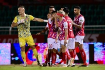 Ngược dòng đánh bại Bình Định, CLB TPHCM tạm thời thoát hiểm