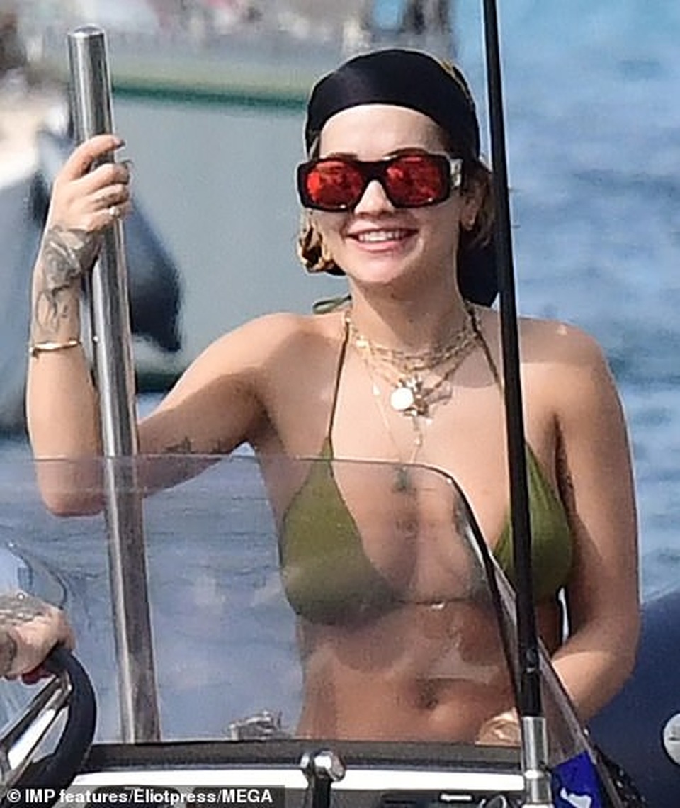 Rita Ora lộ dáng đầy đặn trên biển - 8 Rita Ora lộ dáng đầy đặn trên biển - 8
