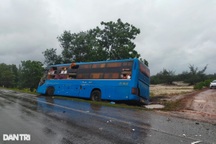 Xe giường nằm "đối đầu" ô tô tải, hành khách một phen hoảng loạn