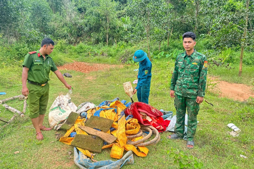 Nhóm “vàng tặc” chạy trốn vào rừng khi bị truy quét - 3