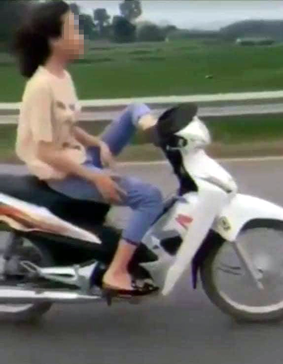 Nữ sinh điều khiển xe máy bằng... một chân - 1 Nữ sinh điều khiển xe máy bằng... một chân - 1