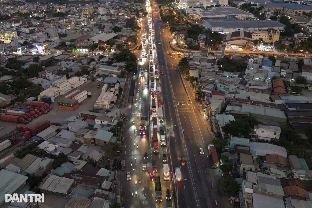 Cháy kho giấy ở TPHCM - 3