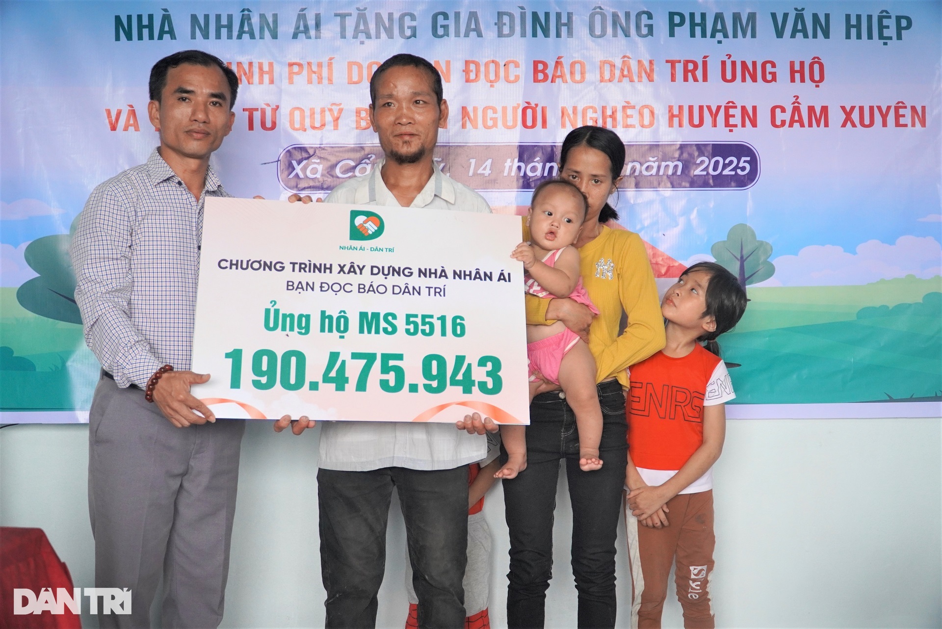 Nhờ tấm lòng bạn đọc Dân trí, vợ chồng "khờ" cùng 3 con thơ có ngôi nhà mới