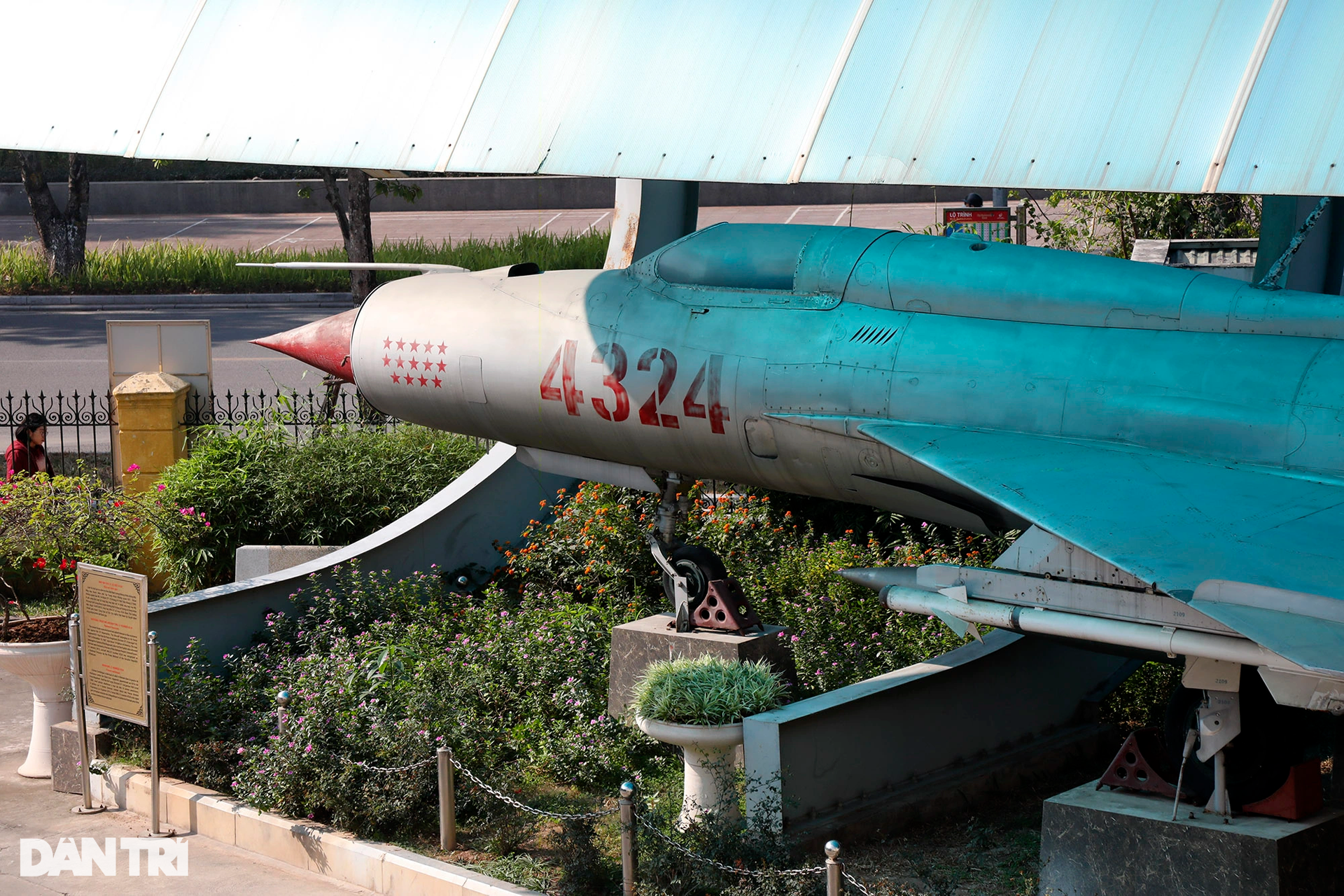 Ngắm Bảo vật Quốc gia MiG-21 từng bắn rơi nhiều máy bay B-52 của Mỹ - 2 Ngắm Bảo vật Quốc gia MiG-21 từng bắn rơi nhiều máy bay B-52 của Mỹ - 2