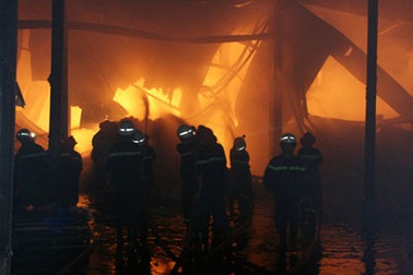 Cháy dữ dội cơ sở nệm mút, 7 người thiệt mạng 