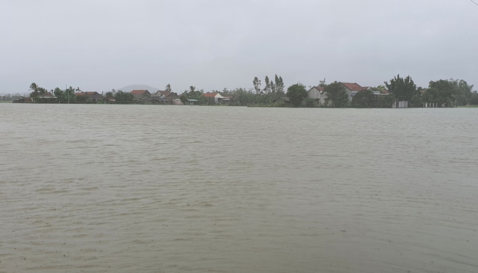 Phú Yên mưa lớn, lũ lên nhanh, dân vội vàng đi sơ tán - 2 Phú Yên mưa lớn, lũ lên nhanh, dân vội vàng đi sơ tán - 2