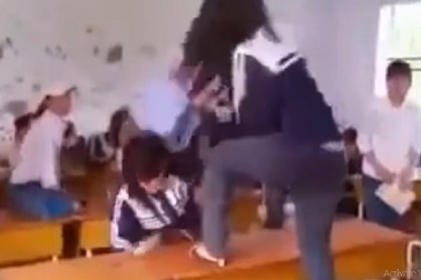 Lộ thêm clip nữ sinh đánh bạn tàn bạo trong lớp học