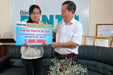 Quỹ Khuyến học Việt Nam trao học bổng đến em Phan Thị Thu Thảo