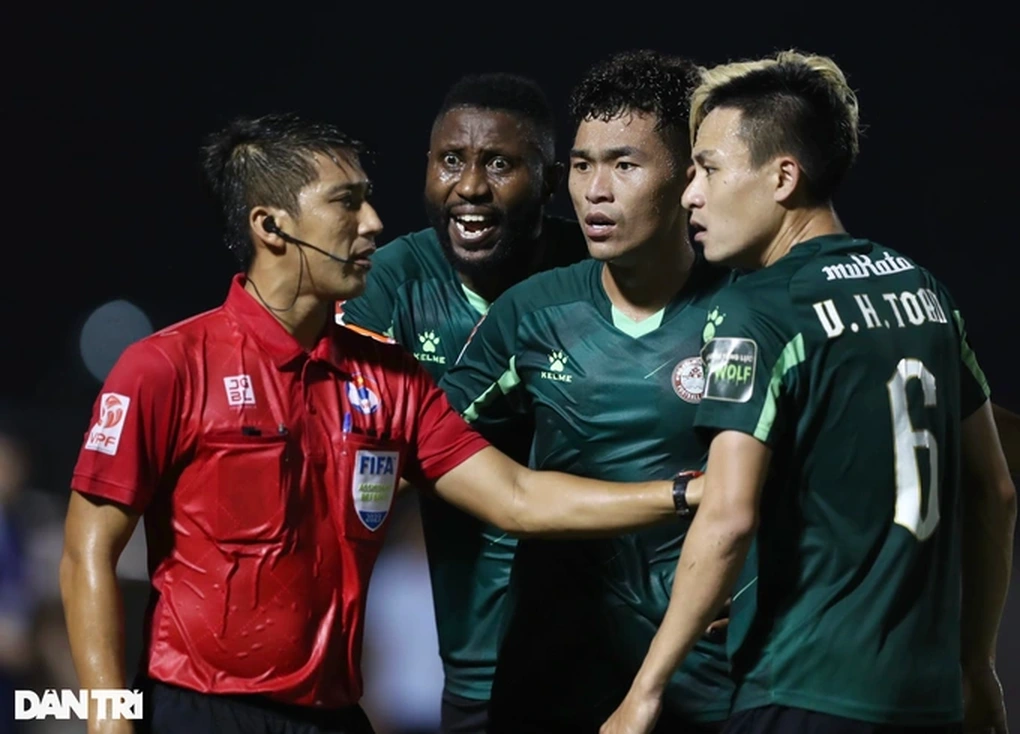 V-League nổi sóng chuyện trọng tài: Sai từ thượng tầng - 2 V-League nổi sóng chuyện trọng tài: Sai từ thượng tầng - 2
