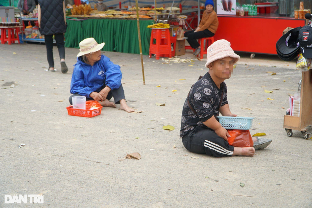 Xử lý nhóm người ăn xin lê lết trên đường vào Phủ Na - 1 Xử lý nhóm người ăn xin lê lết trên đường vào Phủ Na - 1