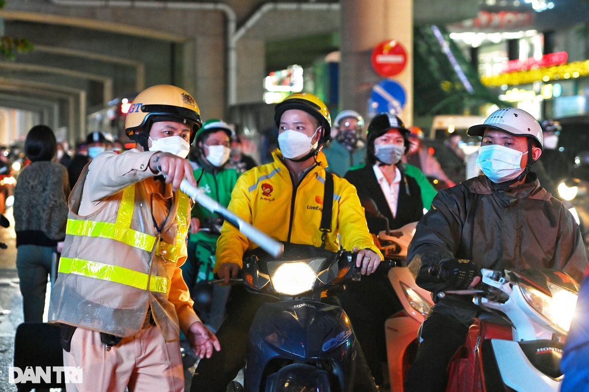 Hàng trăm người tràn ra lòng đường hóng xem vụ bắt ông Trịnh Văn Quyết - 9 Hàng trăm người tràn ra lòng đường hóng xem vụ bắt ông Trịnh Văn Quyết - 9