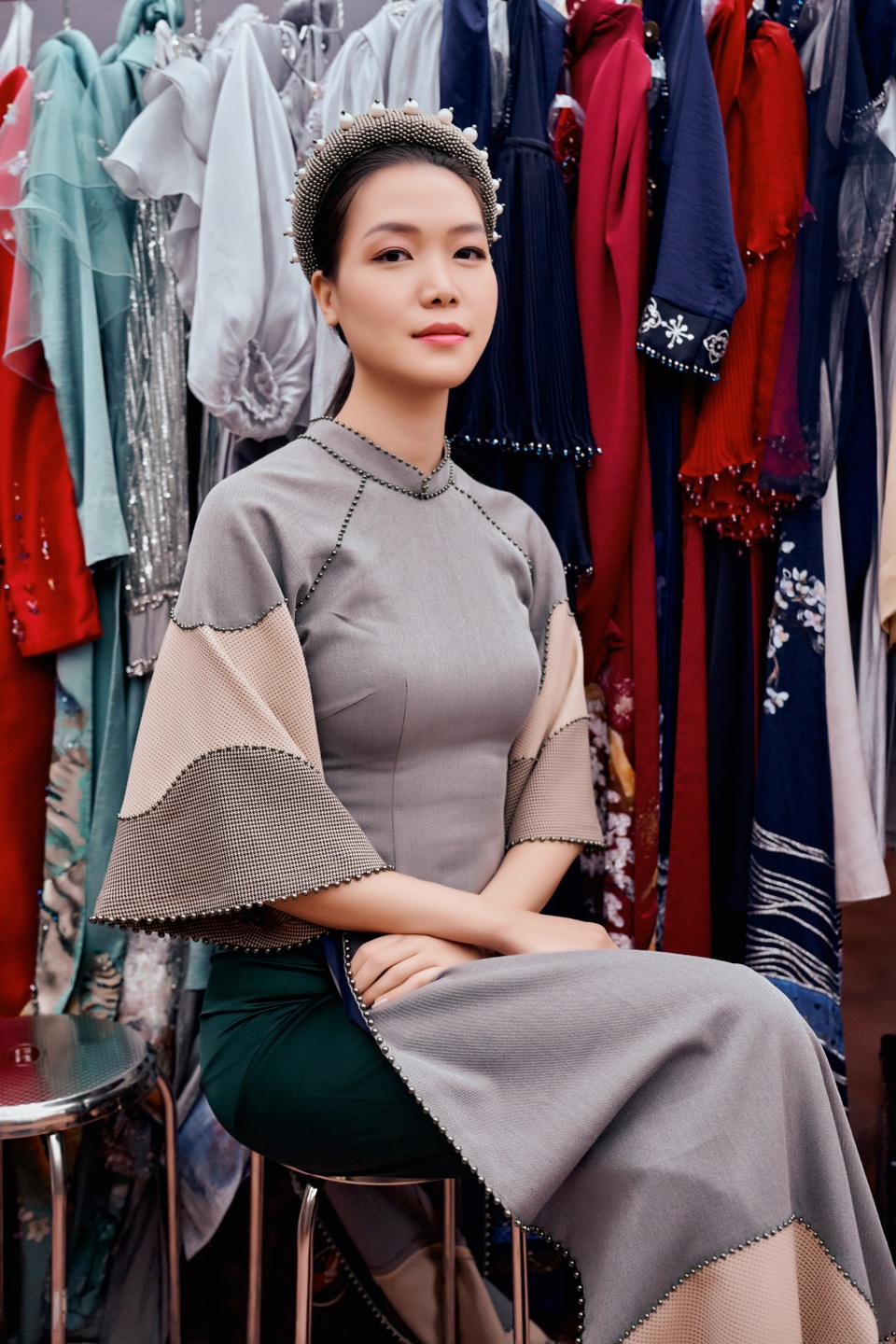 Hoa hậu Thùy Dung trình diễn áo dài bên bờ biển vịnh Bái Tử Long - 2