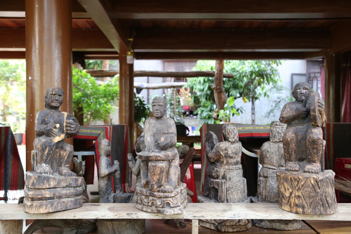 Người kể sử thi Tây Nguyên qua tượng gỗ - 3 Người kể sử thi Tây Nguyên qua tượng gỗ - 3