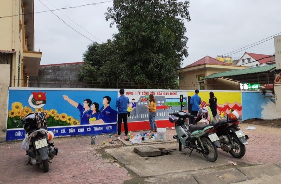 Hà Tĩnh: Những họa sĩ không chuyên tô đẹp cho phố phường - 4 Hà Tĩnh: Những họa sĩ không chuyên tô đẹp cho phố phường - 4