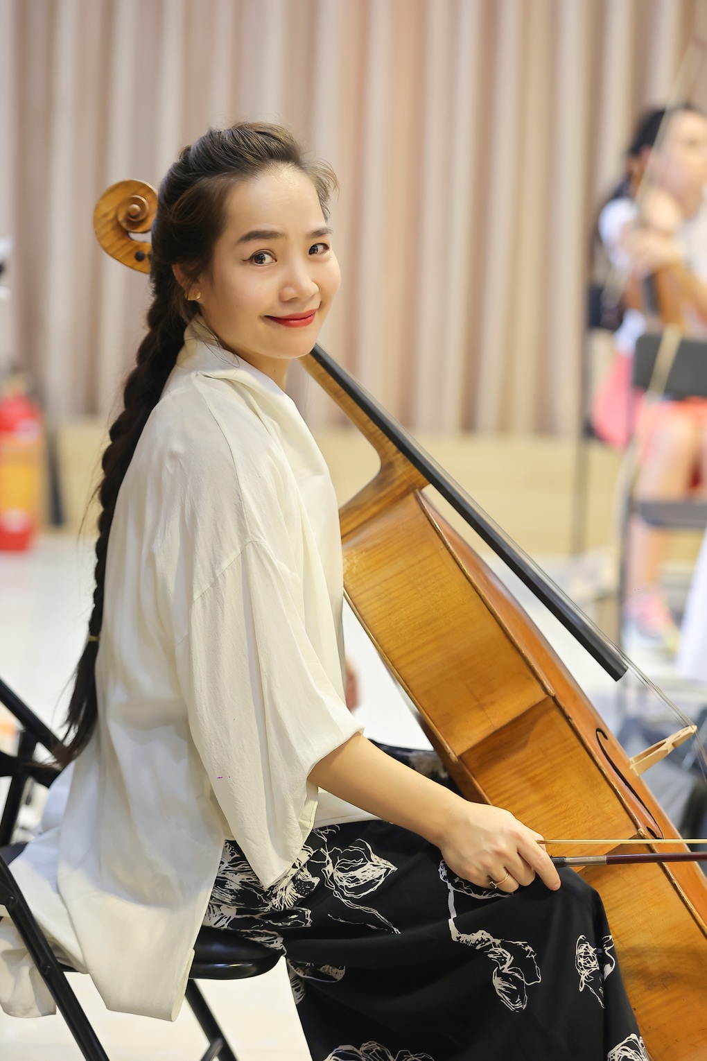Tiến sĩ cello Đinh Hoài Xuân say mê tập luyện với Dàn nhạc quốc tế - 2 Tiến sĩ cello Đinh Hoài Xuân say mê tập luyện với Dàn nhạc quốc tế - 2
