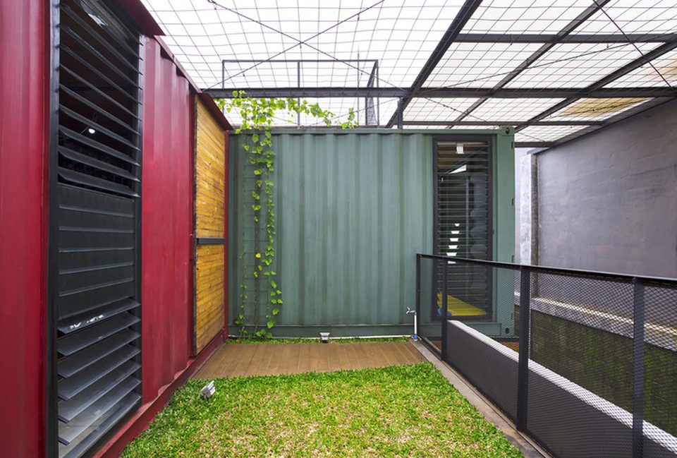 Biệt thự “không móng” làm từ 4 chiếc container độc đáo ở Indonesia - 7 Biệt thự “không móng” làm từ 4 chiếc container độc đáo ở Indonesia - 7