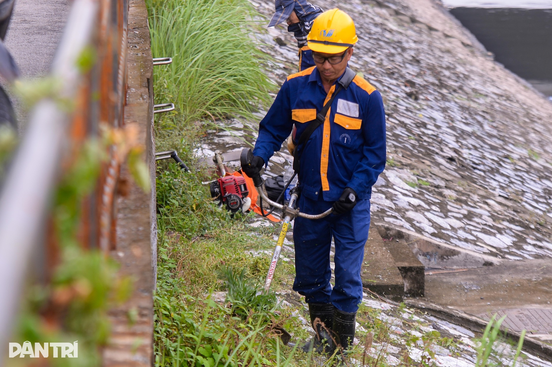 Dòng nước hôi thối vẫn ồ ạt chảy vào sông Tô Lịch trước ngày hồi sinh - 4