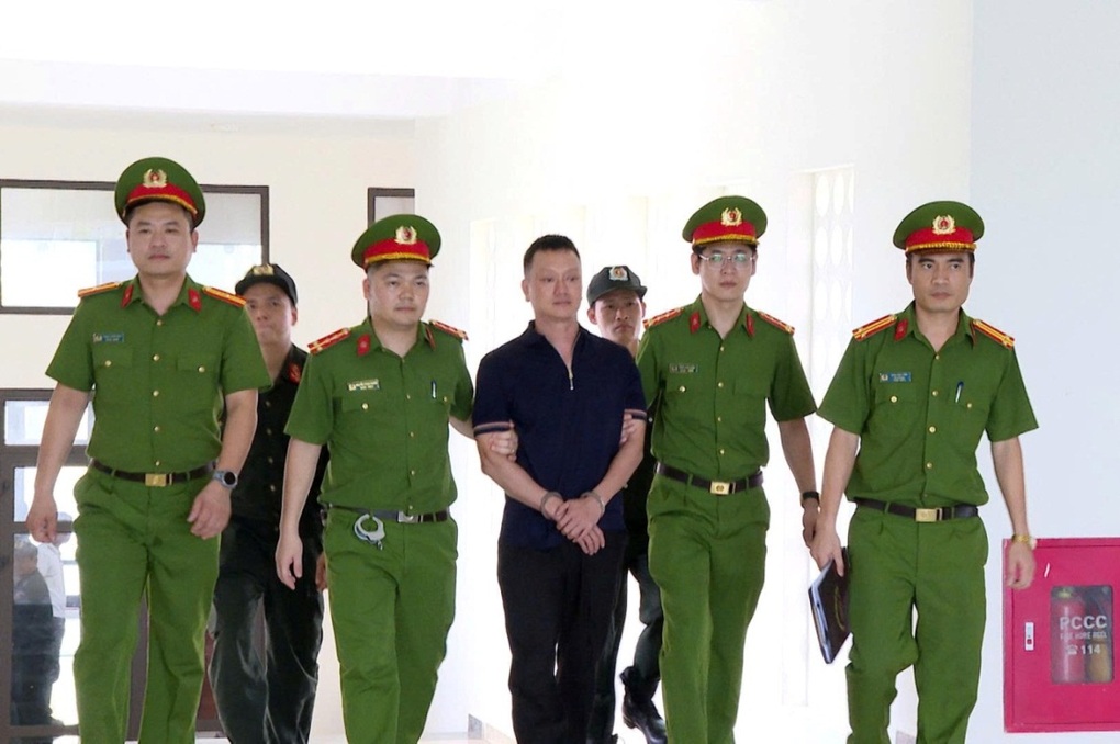 Quân sư lão luyện giúp trùm giang hồ Vi “Ngộ” điều hành băng nhóm tội phạm - 2 Quân sư lão luyện giúp trùm giang hồ Vi “Ngộ” điều hành băng nhóm tội phạm - 2