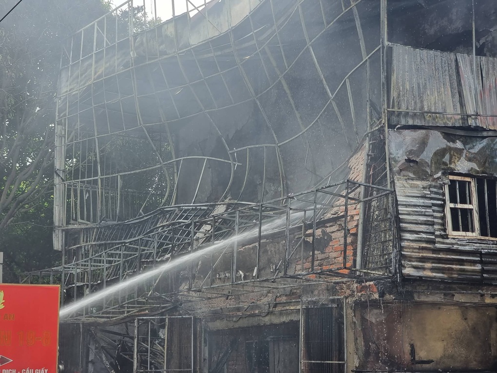 Hà Nội: Lửa bao trùm tiệm sửa máy tính, 3 người may mắn thoát nạn - 3 Hà Nội: Lửa bao trùm tiệm sửa máy tính, 3 người may mắn thoát nạn - 3