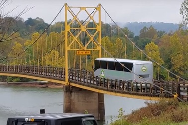 Rùng mình cảnh cây cầu cũ oằn mình đỡ xe buýt quá tải chạy qua