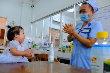 Cha ruột quyết bỏ rơi, bé Mén thành con gái của 52 y bác sĩ BV Nhi Đồng 2