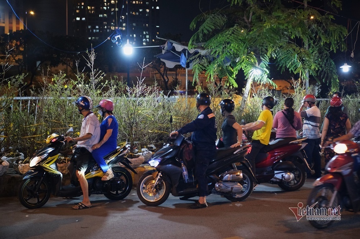 Ăn ngủ cùng chuột cống: Người bán hoa kiếm Tết, chuột bám chợ kiếm ăn - 5