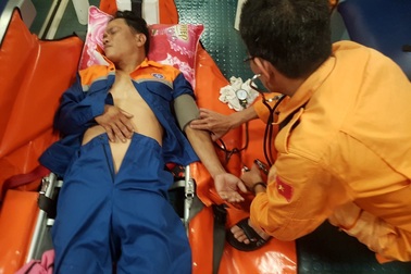 Xuyên đêm đưa ngư dân bị đau ruột thừa trên biển về đất liền cấp cứu