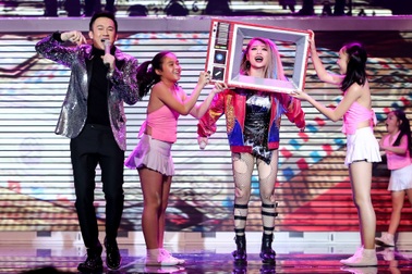 “Ông bà anh” cùng hit để đời của Britney Spears náo động The Remix