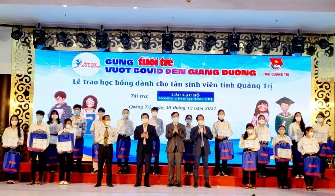 Lãnh đạo tỉnh trao học bổng “Tiếp sức đến trường” của báo Tuổi trẻ cho tân sinh viên có hoàn cảnh khó khăn. Ảnh baoquangtri.vn