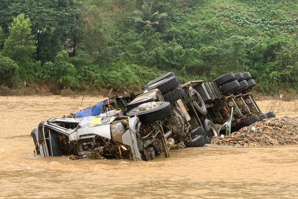 Vụ tài xế và ô tô tải bị lũ cuốn: Phát hiện khóa xe, quần nghi của nạn nhân - 2 Vụ tài xế và ô tô tải bị lũ cuốn: Phát hiện khóa xe, quần nghi của nạn nhân - 2