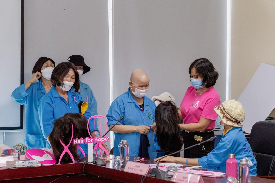 Thẩm mỹ Thu Cúc và BCNV thành lập Thư viện tóc tại Bệnh viện Ung bướu Đà Nẵng - 4 Thẩm mỹ Thu Cúc và BCNV thành lập Thư viện tóc tại Bệnh viện Ung bướu Đà Nẵng - 4