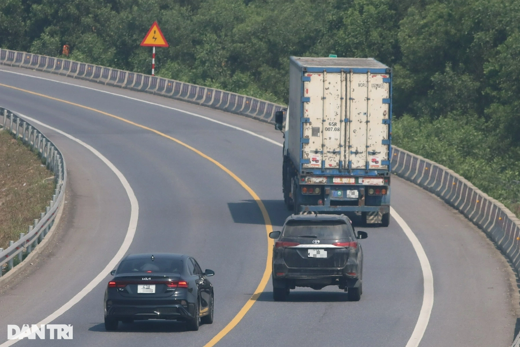 Ghi nhận trên cao tốc Cam Lộ - La Sơn nửa tháng sau vụ tai nạn thảm khốc - 2