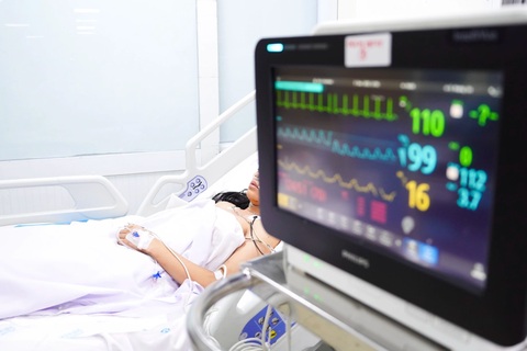 Người nhảy lầu thoát khỏi vụ cháy quán ăn: "Không thể thở nổi"