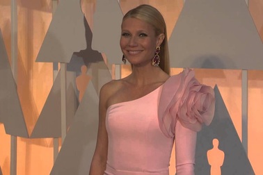 Gwyneth Paltrow duyên dáng với váy hồng