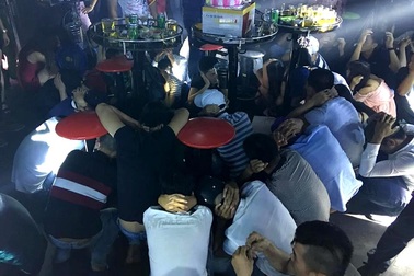 Trước khi quán bar Diamond bị "đột kích", chủ quán bị bắt vì tổ chức đánh bạc